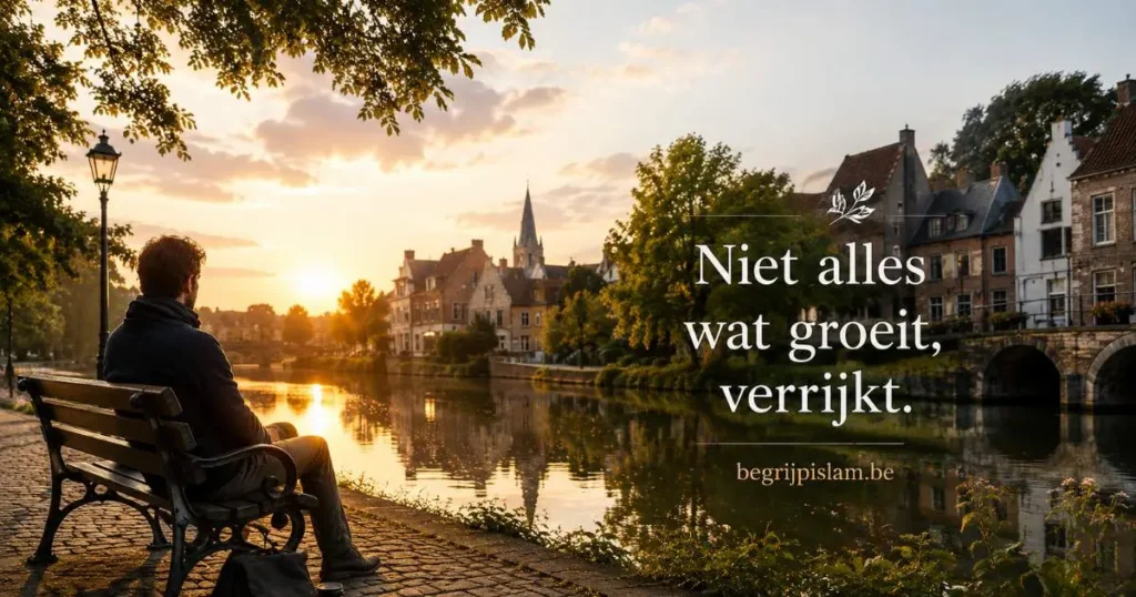 Man kijkt uit over een rustige Europese rivier tijdens zonsondergang als symbool van tevredenheid, innerlijke rust en vertrouwen op Allah.