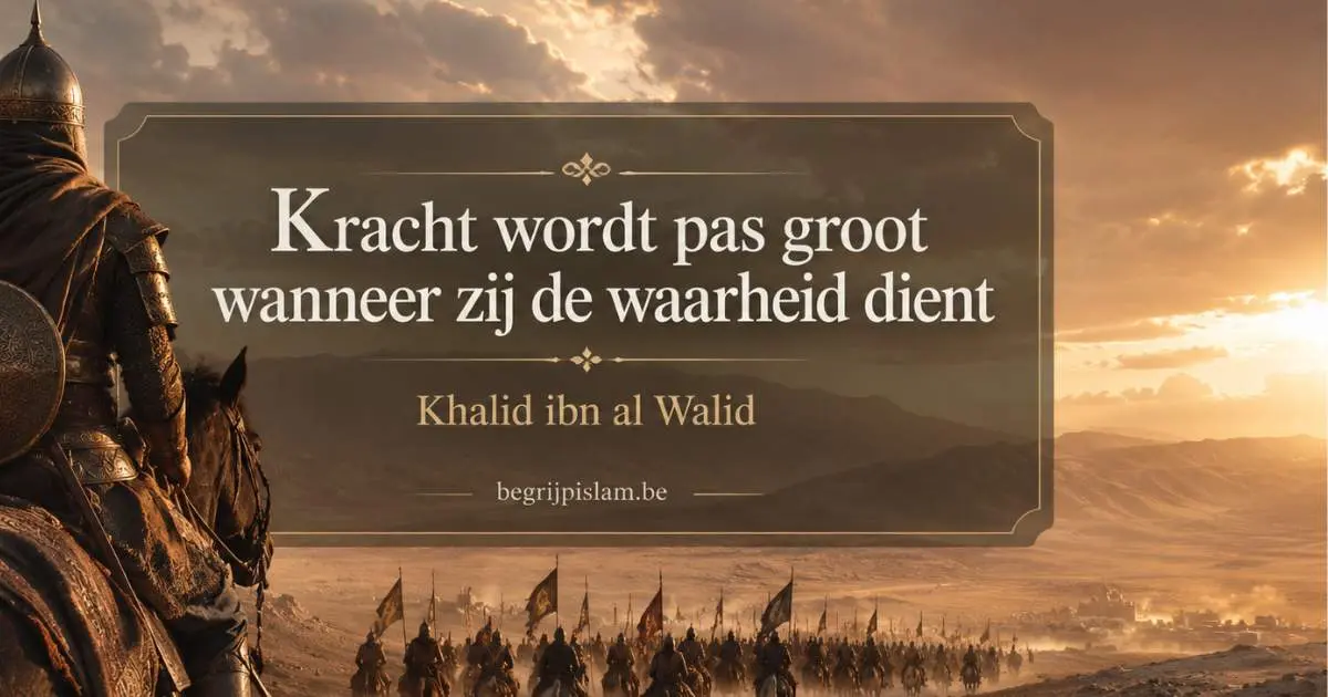 Symbolische afbeelding van Khalid ibn al Walid van achteren als ruiter met leger in de woestijn en de tekst Kracht wordt pas groot wanneer zij de waarheid dient