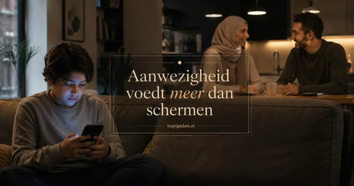 Een kind kijkt naar een smartphone terwijl ouders in een warme woonkamer met elkaar spreken, met de tekst Aanwezigheid voedt meer dan schermen