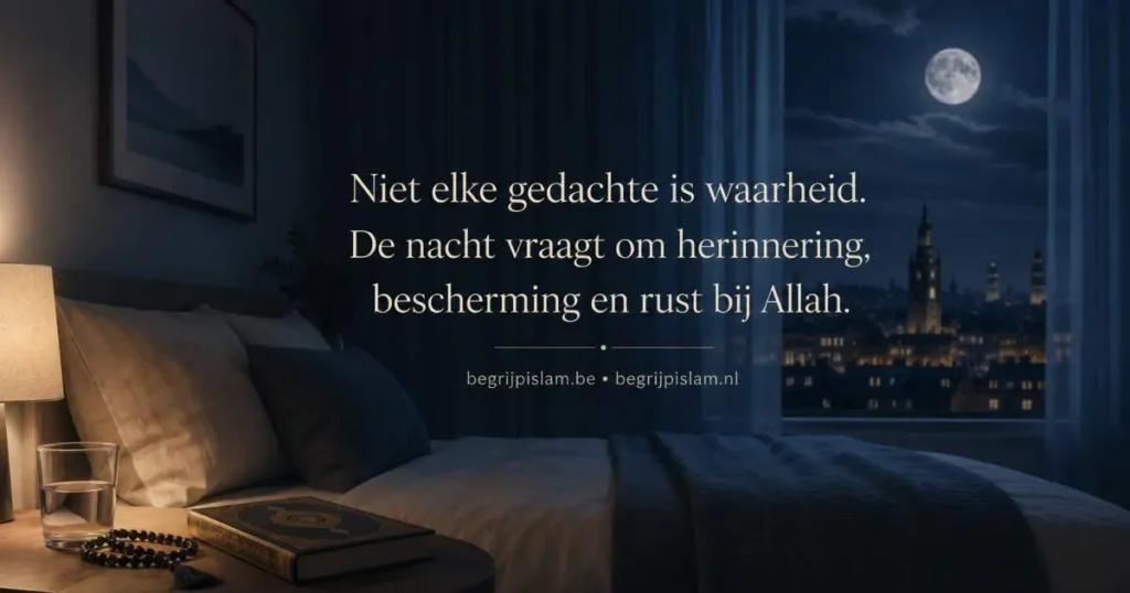 Sfeervolle nachtelijke slaapkamer met islamitische rust, bescherming en herinnering aan Allah als thema van slapen in de islam.