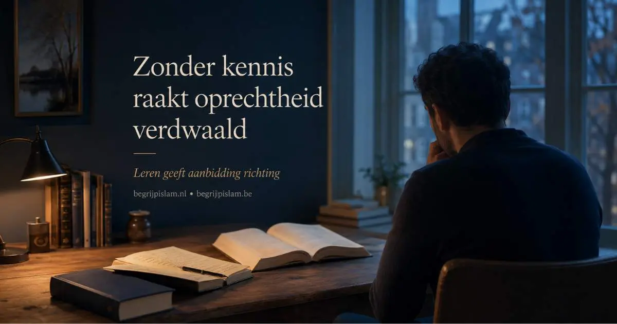 Man aan een bureau met boeken in een rustige avondlijke studieruimte en de tekst Zonder kennis raakt oprechtheid verdwaald