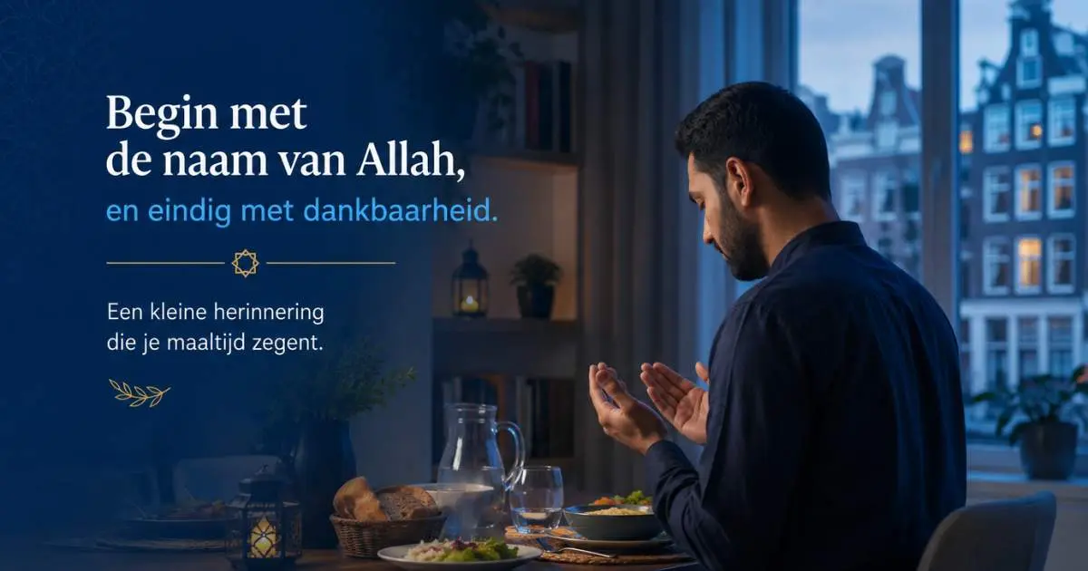 Moslim in een Europees huis die vóór de maaltijd Allah gedenkt aan een gedekte tafel