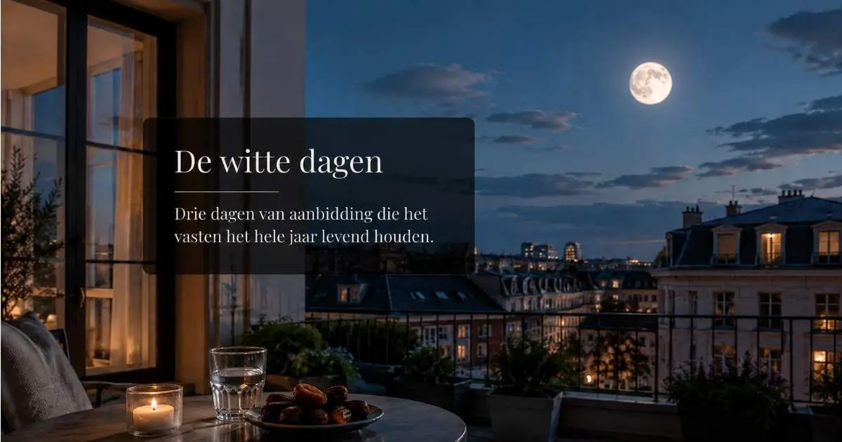 Volle maan boven een Europese stad met dadels en water als symbool voor het witte dagen vasten