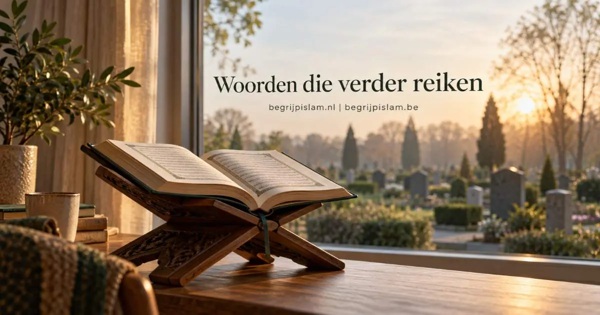Open Koran op een houten lessenaar met een begraafplaats op de achtergrond