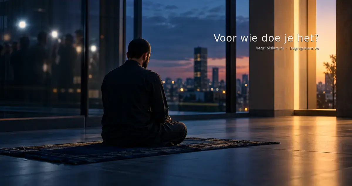 Moslim in bezinning na het gebed over riya en oprechtheid